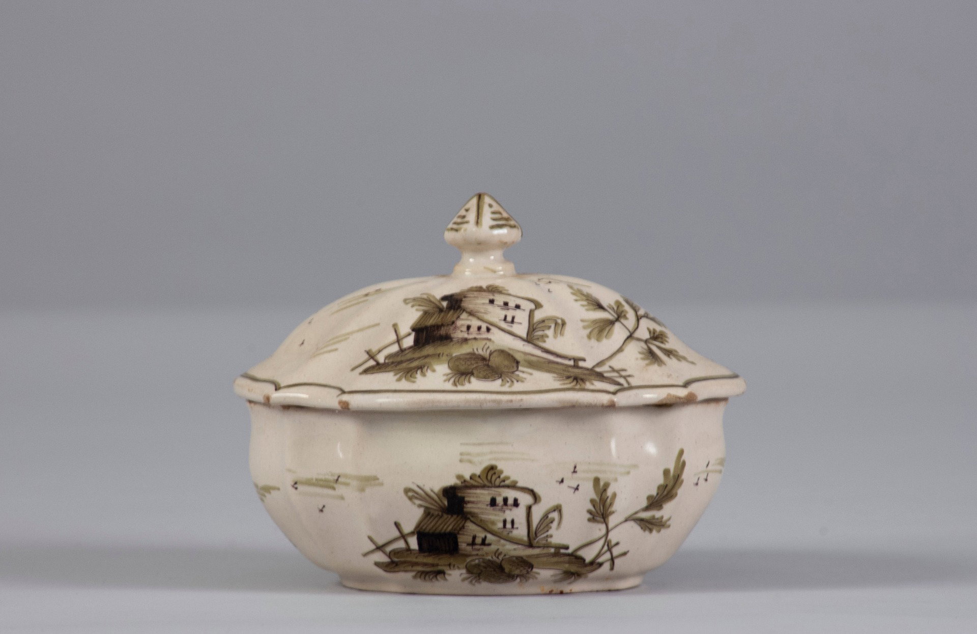 Arte Meridionale (Puglia?), XVIII Secolo, Zuppiera alla casetta in maiolica policroma